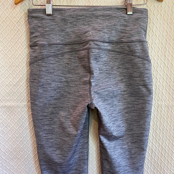 GAP Heathered Gray Women's Crop Leggings. - Picture 6 of 9